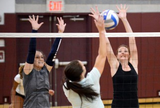 Aggressive play in women's volleyball game