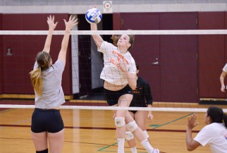 player makes a big spike in Women's volleyball game